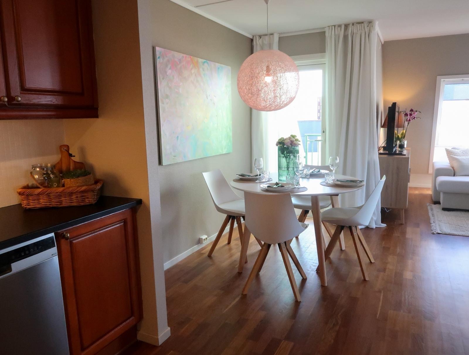 Spiseplass stue med utgang til liten balkong mot Storgata.